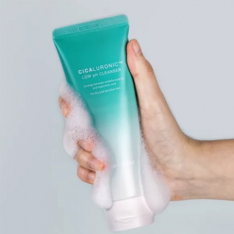 MIZON Nawilżająco-kojąca pianka oczyszczająca do twarzy Cicaluronic Low pH Cleanser 120ml